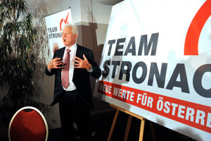 Frank Stronach will auch in den Bundesländern mitmischen und bei den
Wahlen antreten. Vor allem in Niederösterreich tut er sich dabei aber
sehr schwer. Frank Stronach will auch in den Bundesländern mitmischen und bei den
Wahlen antreten. Vor allem in Niederösterreich tut er sich dabei aber
sehr schwer.