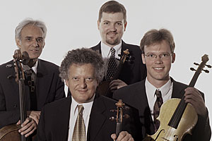 Mussten der akustischen Rohgewalt weichen: das Arditti-Quartett. Mussten der akustischen Rohgewalt weichen: das Arditti-Quartett.