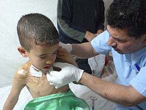 Ein Arzt der Organisation "Ärzte ohne Grenzen" bei einem Hilfseinsatz im Gazastreifen. Ein Arzt der Organisation "Ärzte ohne Grenzen" bei einem Hilfseinsatz im Gazastreifen.