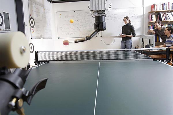 Forscher der TU Darmstadt und des Max-Planck-Instituts für Intelligente Systeme haben einen Tischtennis spielenden Roboter entwickelt, die seine Bewegungen beim Menschen abschaut und sich dann selbständig verbessert. 