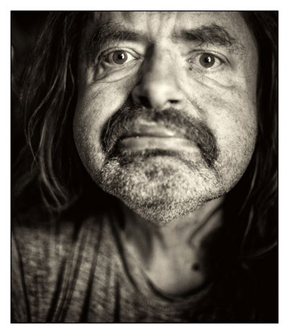 Ex-Late-Night-Talker Hermes Phettberg ist nicht gewillt, in der Mitte der Gesellschaft sein Leben aufzugeben. Eine Fotoausstellung dokumentiert das.