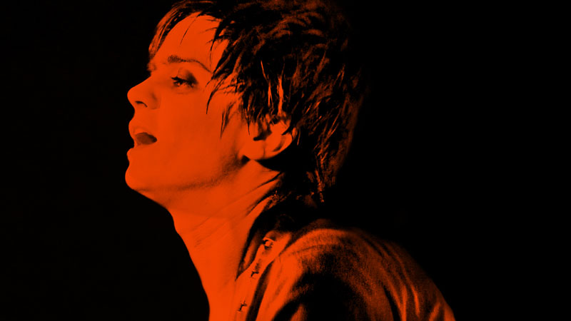 "Oh Yeah, She Performs!" begleitet vier heimische Musikerinnen bei der 
Arbeit. Hier zu sehen: Vera Kropf, eigenwilliger Kopf von Luise Pop, im 
Bühneneinsatz.