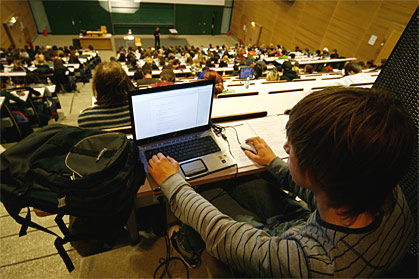 Heute haben viele Studenten den eigenen Laptop mit im Hörsaal. Heute haben viele Studenten den eigenen Laptop mit im Hörsaal.
