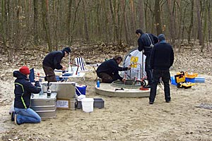 Forscher untersuchen den Zustand eines Trinkwasserbrunnens.