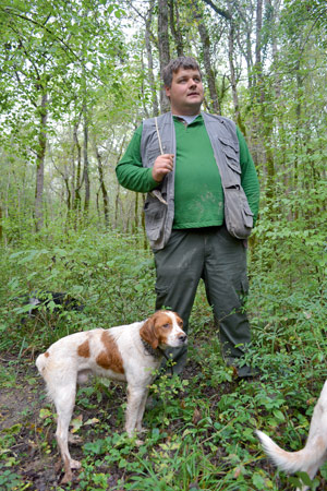 Oft unterwegs im Wald von Motovun: Trüffeljäger Ivica Tikel und Dick, Trüffelhund in Ausbildung. Oft unterwegs im Wald von Motovun: Trüffeljäger Ivica Tikel und Dick, Trüffelhund in Ausbildung.