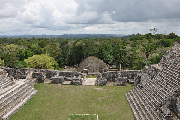 Eine Tempelanlage der Maya in Caracol, Belize. Aktuelle Analysen weisen darauf hin, dass jahrzehntelange Trockenphasen sowie kurze, dramatische Dürren zum Kollaps des Reichs der Maya führten.