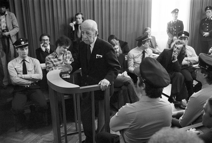 Walter Michael Palmers beim Prozess im Zeugenstand. Hinter ihm die Entführer Thomas Gratt, Othmar Keplinger, Reinhard Pitsch (v. li.)