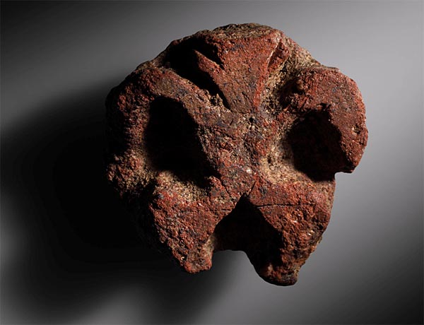 Archäologen entdeckten in der ältesten ausgegrabenen Siedlung aus dem 7. Jahrtausend unserer Zeitrechnung diese Figur aus Ton, die sowohl Mensch als auch Gottheit symbolisieren könnte.