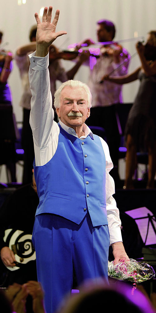 James Last veröffentlicht jetzt sein 1969 produziertes "America Album" mit Stücken von Bob Dylan oder den Byrds. Kommenden April gastiert der Meister des "Happy Sound" mit seinem Orchester in der Wiener Stadthalle.