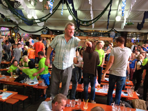Nach dem Laufevent verschlug es viele Teilnehmer in die Bierzelte am Ballermann, um mit Nichtläufern auf den Tischen zu tanzen. Nach dem Laufevent verschlug es viele Teilnehmer in die Bierzelte am Ballermann, um mit Nichtläufern auf den Tischen zu tanzen.
