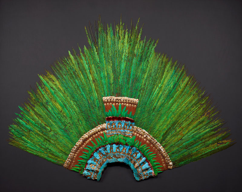 Aztekischer Federkopfschmuck aus dem frühen 16. Jahrhundert. Die Federn stammen von Quetzal, Azurkotinga, Rosalöffler und Cayenne-Fuchskuckuck. Die übrigen Materialien sind Holz, Fasern, Amatepapier, Baumwolle, Gold und Bronze.