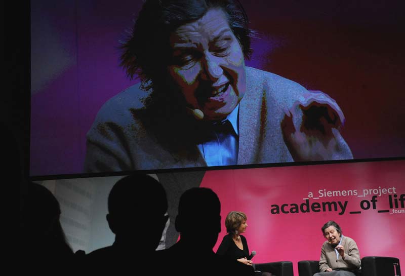 Unerschrocken und unermüdlich engagiert sich Ute Bock für die Schwächsten der Gesellschaft. Bei der "Siemens Academy of Life" erklärte sie im Gespräch mit Barbara Rett, warum sie nicht anders kann. 