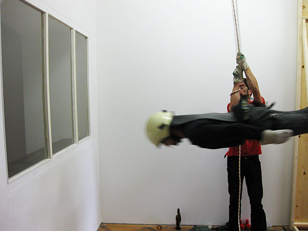 Die Performance im Kunstraum bb15 schuf den einzigen Zugang zur Ausstellung im Durchbrechen des Fensters: "Stairway to content" (2009) von Nikos Arvanitis, Jakob Dietrich und Kai Maier-Rothe.