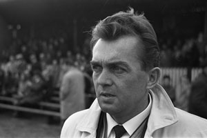 Trainer Ernst Happel im Oktober 1965 bei einem Spiel seines erstens Klubs als Cheftrainer ADO Den Haag (Foto unter Creative-Commons-Lizenz (3.0, BY-SA)) Trainer Ernst Happel im Oktober 1965 bei einem Spiel seines erstens Klubs als Cheftrainer ADO Den Haag (Foto unter Creative-Commons-Lizenz (3.0, BY-SA))