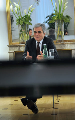 Werner Faymann macht der ÖVP Druck in Schulfragen: Auch das Lehrerdienstrecht 
muss noch neu aufgestellt werden.