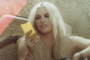 Auch "Product Placement" gehört zur Werbestrategie, hier etwa ein Lumia 920 in einem aktuellen Video von Ke$ha Auch "Product Placement" gehört zur Werbestrategie, hier etwa ein Lumia 920 in einem aktuellen Video von Ke$ha