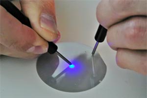 Mit ihren Forschungen an Galliumnitrid-Kristallen eröffnen die Wissenschafter an der JKU neue Wege in Optik und Elektronik. Mit ihren Forschungen an Galliumnitrid-Kristallen eröffnen die Wissenschafter an der JKU neue Wege in Optik und Elektronik.