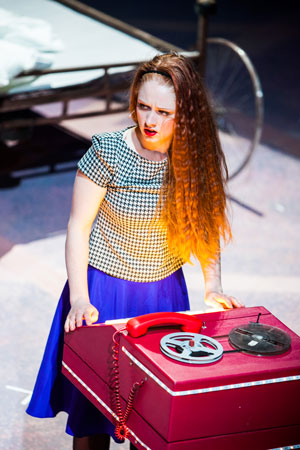 Eine von vielen, die am unglücklichen Verliebtsein leidet: Schauspielerin Pepa (Pia Luise Händler) in "Frauen am Rande des Nervenzusammenbruchs" am Schauspielhaus Graz. Eine von vielen, die am unglücklichen Verliebtsein leidet: Schauspielerin Pepa (Pia Luise Händler) in "Frauen am Rande des Nervenzusammenbruchs" am Schauspielhaus Graz.