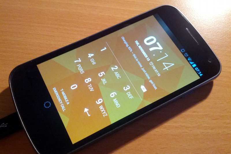 Android 4.2 auf einem Galaxy Nexus. Im Bild der Lock Screen, der nicht nur optisch leicht umgestaltet wurde, an dieser Stelle können nun auch ausgewählte Widgets platziert werden.