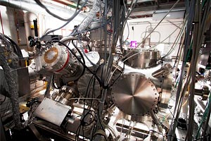 An der Linac Coherent Light Source (LCLS) des US-Forschungszentrums SLAC in Kalifornien haben die Wissenschafter Xenon-Atome mit einem Röntgen-Laser beschossen. Der dabei beobachtete Ionisations-Effekt ist rechnerisch eigentlich unmöglich.