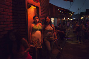 Die Prostituierte Riski (rechts) und ihre Kollegin Melli an ihrem Arbeitsplatz in Bekasi. Jeder vierte bis fünfte Freier verlangt Sex ohne Kondom. NGOs versuchen durch Aufklärung, die Mädchen zu schützen. Die Prostituierte Riski (rechts) und ihre Kollegin Melli an ihrem Arbeitsplatz in Bekasi. Jeder vierte bis fünfte Freier verlangt Sex ohne Kondom. NGOs versuchen durch Aufklärung, die Mädchen zu schützen.
