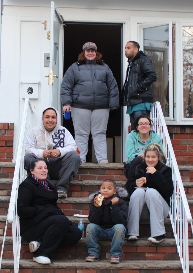 Gute Miene zum bösen Spiel: Überall in Staten Island sitzen Familien vor ihren Häusern und winken den Vorbeikommenden. Seit das Wasser in ihre Häuser eingedrungen ist, kriecht ihnen die Kälte bis ins Gebein und es stinkt nach Schlamm.