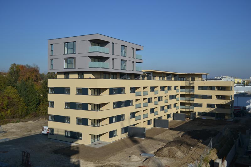 Erstes zumindest nach außen hin fertiges Gebäude in der "Langen Allee" ist das Passivhaus der "Neuen Heimat OÖ" mit 41 Mietwohnungen, das ...