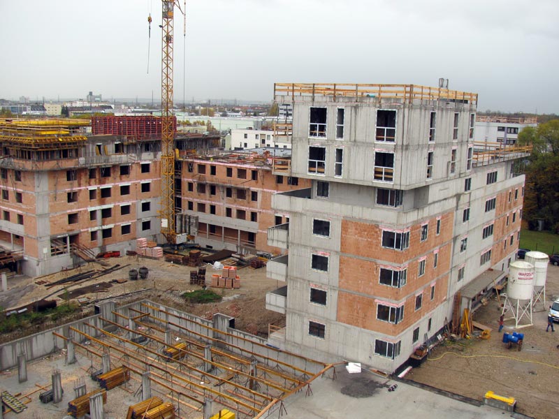 In der unmittelbaren Nachbarschaft des bereits fast fertigen Passivhauses baut die Lawog zwei Häuser mit 27 und 42 Mietwohnungen, ebenfalls im Passivhausstandard. 
