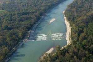 Mit einer künstlichen Rampe nahe Oberndorf wird schon jetzt versucht, die Flusssohle der Salzach zu stabilisieren. Mit einer künstlichen Rampe nahe Oberndorf wird schon jetzt versucht, die Flusssohle der Salzach zu stabilisieren.