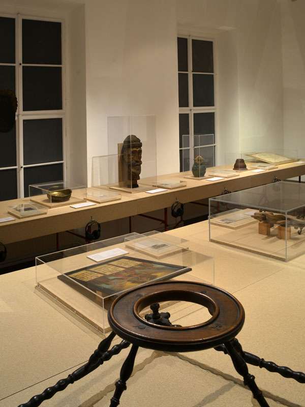 Die Ausstellung "Mikrofotografisches Bibelstechen" ist bis 17. Februar 2013 im Österreichischen Museum für Volkskunde zu sehen.