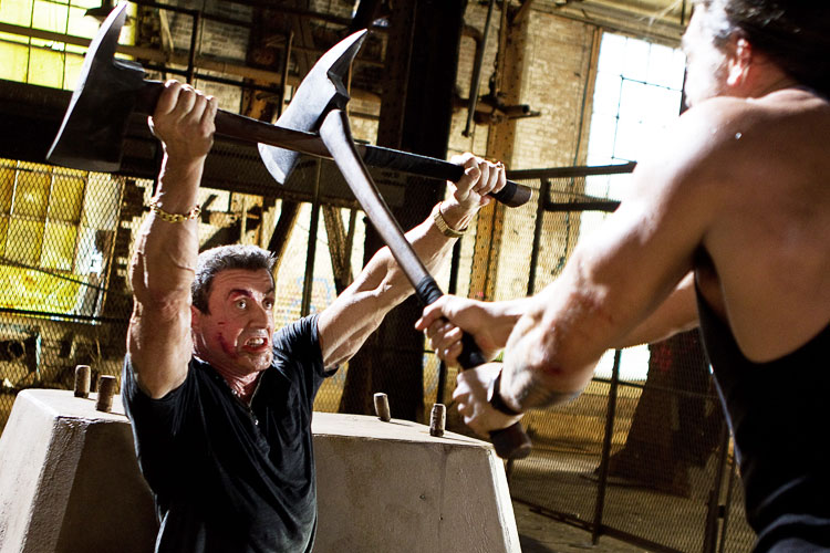 Ein altgedienter Auftragskiller weiß sich in jeder Situation zu wehren: Sylvester Stallone in Walter Hills "Bullet to the Head" in einer Altersrolle, die dem Symbolwert des ledrigen Stars gerecht wird. 