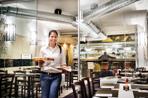 Sharma Swati studiert in Wien - das hat die junge Inderin aber nicht davon abgehalten, das Restaurant ihres Vaters Pradeep mit klugen Ideen aufzupeppen. Sharma Swati studiert in Wien - das hat die junge Inderin aber nicht davon abgehalten, das Restaurant ihres Vaters Pradeep mit klugen Ideen aufzupeppen.