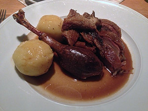 Mehr als gans gut findet der Fidler Federvieh auch etwa
beim Floh (Gans im Bild) in Langenlebarn,
beim Sodoma in Tulln,
in Rudis Beisl in 1050 und
im Gasthaus Stern in Simmering.
Mehr als gans gut findet der Fidler Federvieh auch etwa
beim Floh (Gans im Bild) in Langenlebarn,
beim Sodoma in Tulln,
in Rudis Beisl in 1050 und
im Gasthaus Stern in Simmering.
