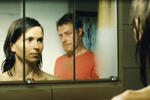 Wollen eigentlich möglichst wenig Wellen in ihrem Leben: das Wirtsehepaar Jana (Andrea Wenzl) und Hans (Andreas Lust) in Florian Flickers Kinofilm "Grenzgänger". 