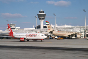 Air-Berlin-Partner Etihad macht offenbar Druck. Der Sparkurs der deutschen Airline wird weiter verschärft. Das trifft auch Wien. Air-Berlin-Partner Etihad macht offenbar Druck. Der Sparkurs der deutschen Airline wird weiter verschärft. Das trifft auch Wien.