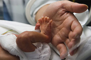 Der Körperkontakt mit den Eltern stimuliert die Sinne des Babys. Der Körperkontakt mit den Eltern stimuliert die Sinne des Babys.