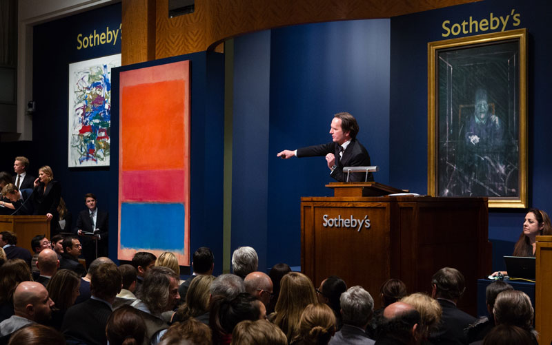 Tobias Meyer in A(u)ktion, flankiert von seinen Stars, Mark Rothko (li.,
 75,12 Mio. Dollar) und Francis Bacon (re., 29,76 Mio.). 