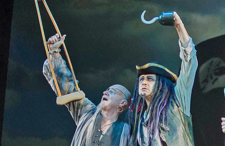 Die Brüder Reinwald und Gernot Kranner, im Bild als Piratenbrüder, sind sich einig: Ihre Kinder sollen beruflich einmal das machen dürfen, was sie wollen - auch, wenn sie KünstlerInnen werden möchten.