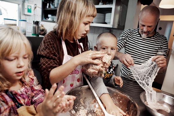 Kinder kochen mit Körpereinsatz.