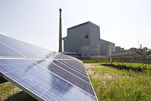 Das Sonnen- neben dem Atomkraftwerk Zwentendorf: Das eine wurde am
Freitag, das andere nie eröffnet. Von den 2300 Fotovoltaikpaneelen neben
dem AKW haben Bürger 1300 gekauft. Das Sonnen- neben dem Atomkraftwerk Zwentendorf: Das eine wurde am
Freitag, das andere nie eröffnet. Von den 2300 Fotovoltaikpaneelen neben
dem AKW haben Bürger 1300 gekauft.