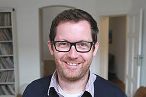 Der gebürtige Saarländer und Wahl-Berliner Florian Opitz (37)
studierte Geschichte, Psychologie und Literaturwissenschaft, bevor er
über Umwege zum Fernsehen fand. Seit 1998 produziert er als Autor und
Regisseur Dokumentarfilme; für sein Kinodebüt "Der große Ausverkauf"
wurde er 2009 mit dem Grimme-Preis ausgezeichnet. Der gebürtige Saarländer und Wahl-Berliner Florian Opitz (37)
studierte Geschichte, Psychologie und Literaturwissenschaft, bevor er
über Umwege zum Fernsehen fand. Seit 1998 produziert er als Autor und
Regisseur Dokumentarfilme; für sein Kinodebüt "Der große Ausverkauf"
wurde er 2009 mit dem Grimme-Preis ausgezeichnet.