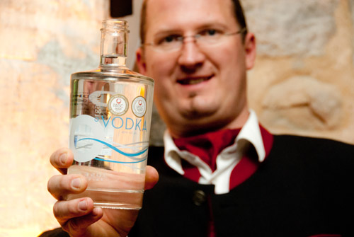 Josef Farthofer mit dem Siegerwodka.