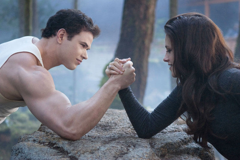 Freundschaftliches Armdrücken: Neovampirin Bella Swan (Kristen 
Stewart) hat plötzlich Kräfte, die auch Emmeth Cullen (Kellan 
Lutz) überfordern. 