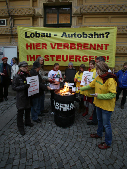 S1-Gegner meinen, das Projekt verbrenne Steuergeld - was sie am Montag nachstellten. S1-Gegner meinen, das Projekt verbrenne Steuergeld - was sie am Montag nachstellten.