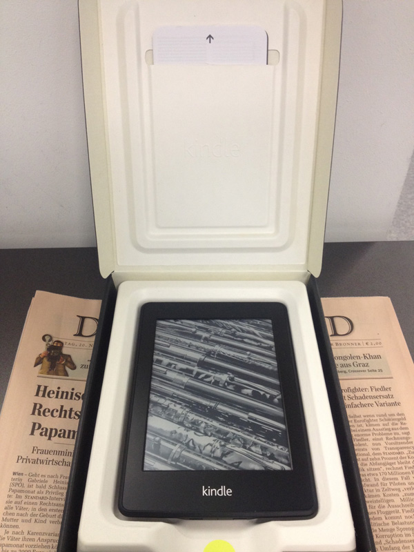 Nimmt man den Kindle aus seiner Verpackung, wirkt er anfangs etwas schwer