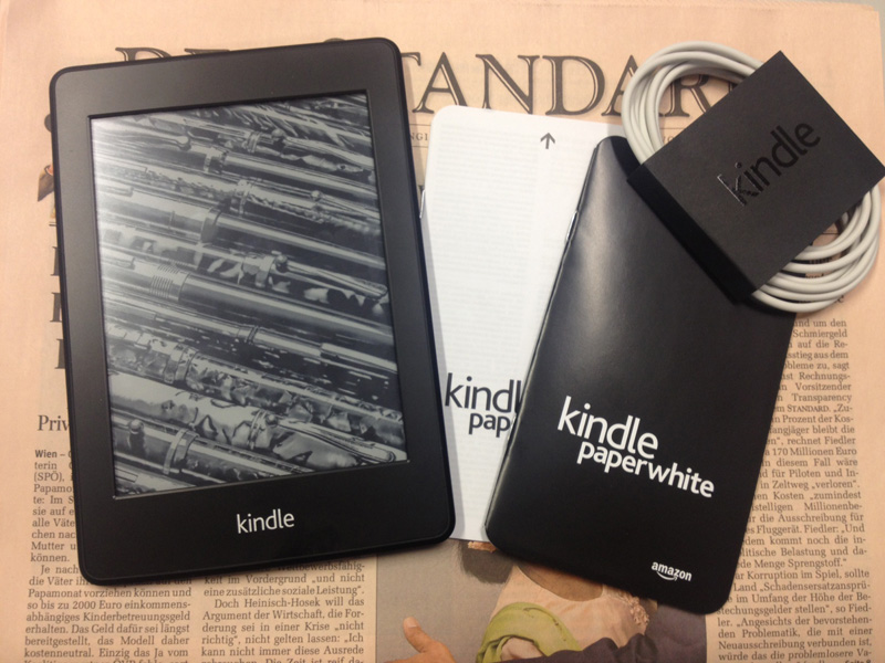 Im Lieferumfang: Ein Kindle Paperwhite, eine Kurzanleitung, eine Produktinformation und ein USB-Kabel