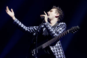 Kitsch und Ergriffenheit. Scheinbar ist das auch eine Kunst. Die Band
Muse tut zumindest so. Eine volle Wiener Stadthalle kauft es ihr ab. Kitsch und Ergriffenheit. Scheinbar ist das auch eine Kunst. Die Band
Muse tut zumindest so. Eine volle Wiener Stadthalle kauft es ihr ab.