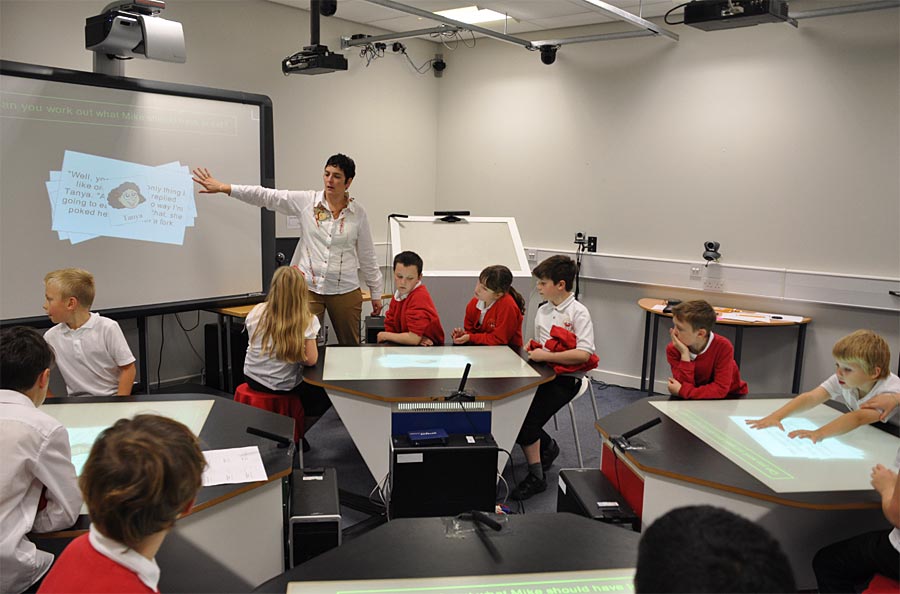 In der Schule von morgen: Volksschüler finden an ihren Multimedia-Tischen Spaß 
an Mathematik und lernen dabei mehr.