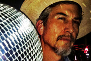 Immer für Experimente gut, wird Howe Gelb bei der jüngsten Wiener Dylan Night als Special Guest für eine Handvoll Songs zur Gitarre greifen. Immer für Experimente gut, wird Howe Gelb bei der jüngsten Wiener Dylan Night als Special Guest für eine Handvoll Songs zur Gitarre greifen.