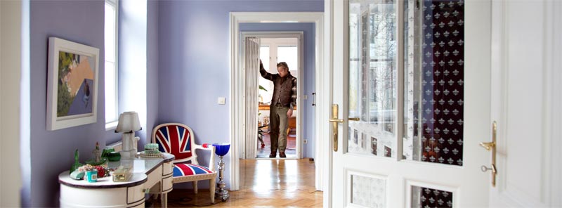 Roland Koch in seiner Wohnung: Am Flur aufgefädelt liegen Schlaf- und 
Kinderzimmer, dahinter liegt das sogenannte Atelier, an das der Garten 
anschließt.
